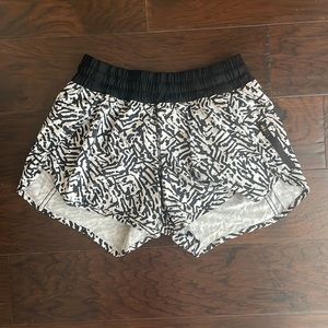 Lululemon tracker running shorts black/white pattern with zip pocket